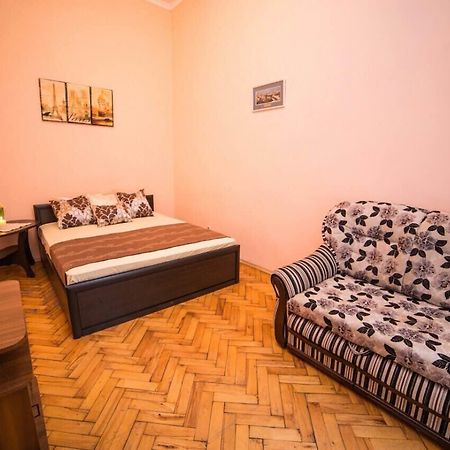 Apartment On Teatralna 7 Lviv Buitenkant foto